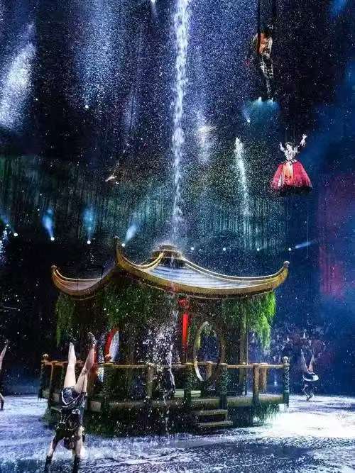 水舞间